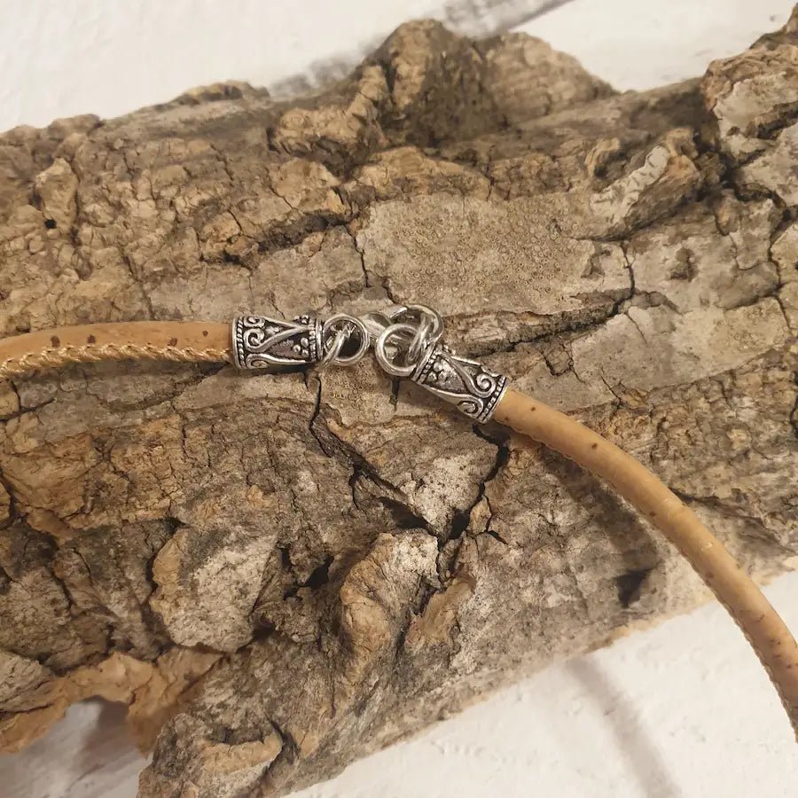 Détail du fermoir sur collier en liège naturel