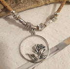 Détail du pendentif rose entourée sur collier en liège naturel