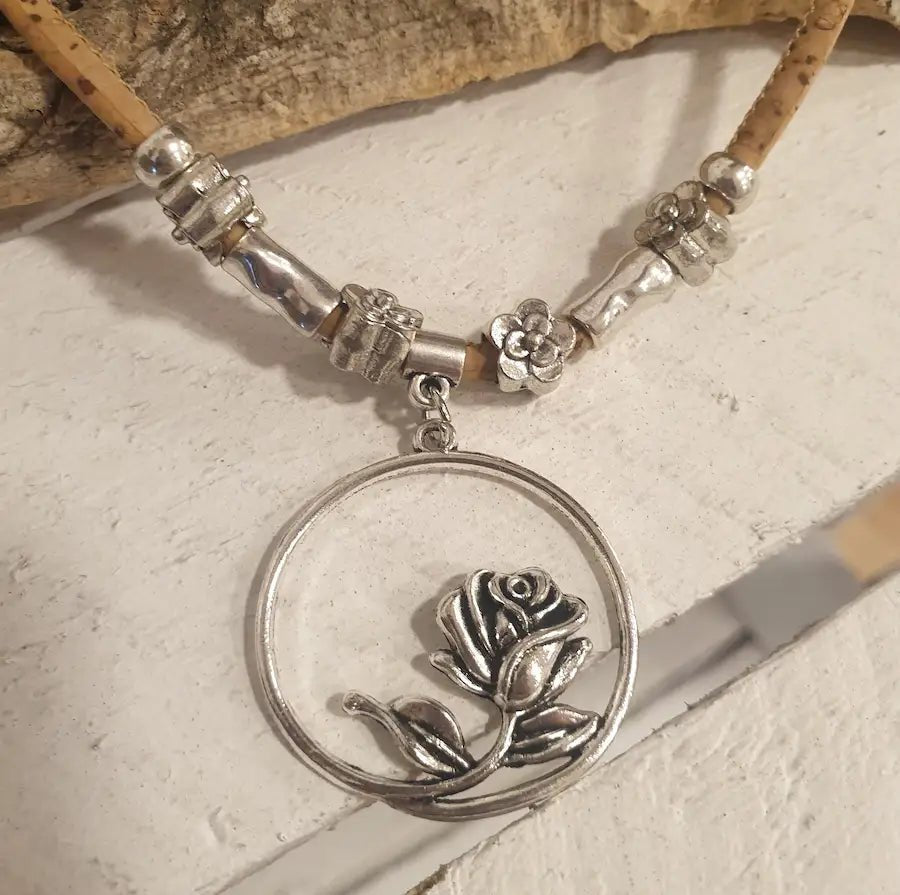 Détail du pendentif rose entourée sur collier en liège naturel