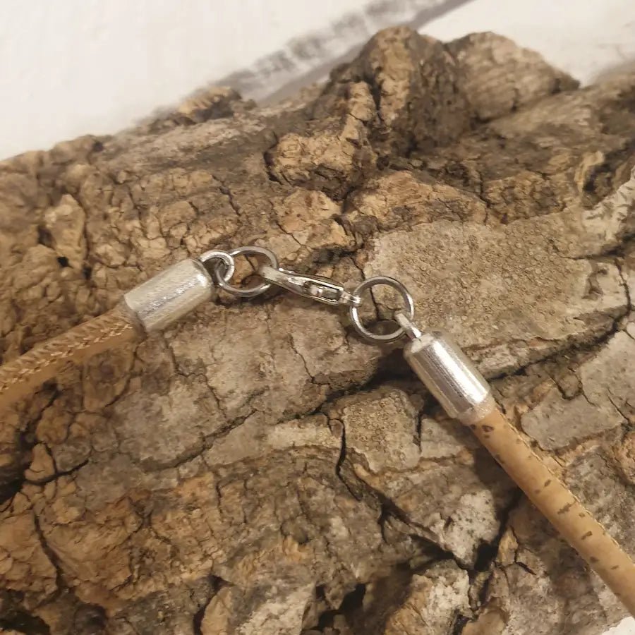 Détail du fermoir arbre de vie sur collier en liège naturel