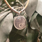 zoom sur pendentif yin & yong fabriqué en alsace 