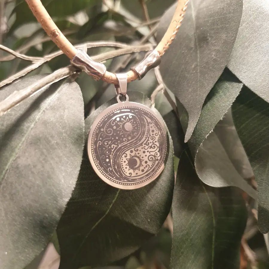 zoom sur pendentif yin & yong fabriqué en alsace 