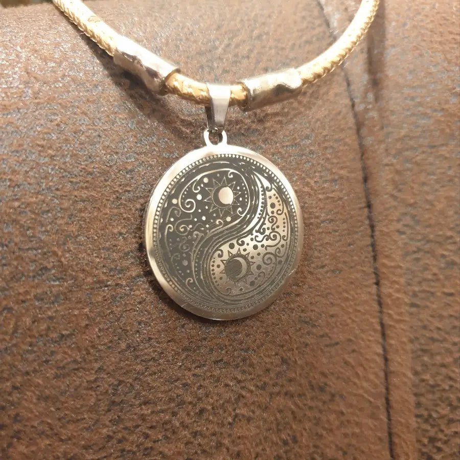 Détail pendentif du colleir yin & yong zenya