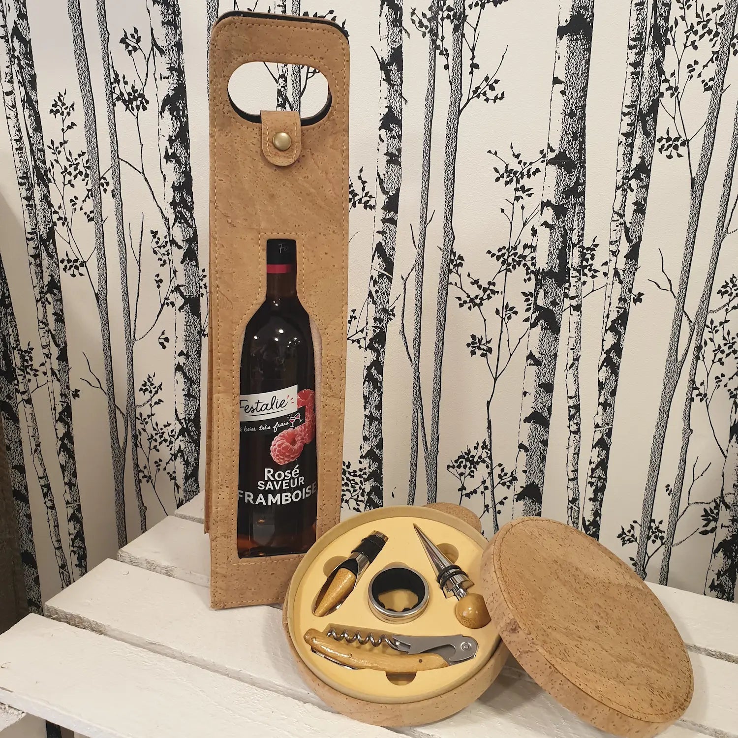 Étui bouteille en liège naturel Riva dans un décor chaleureux avec un kit sommelier en liège