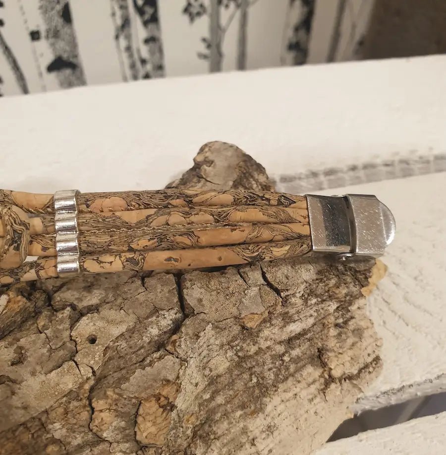Détail du bracelet en liège zébré – montre Lola