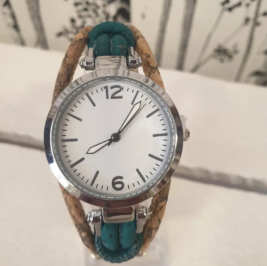 Détail sur cadran fond blanc de la montre en liège Ludivine