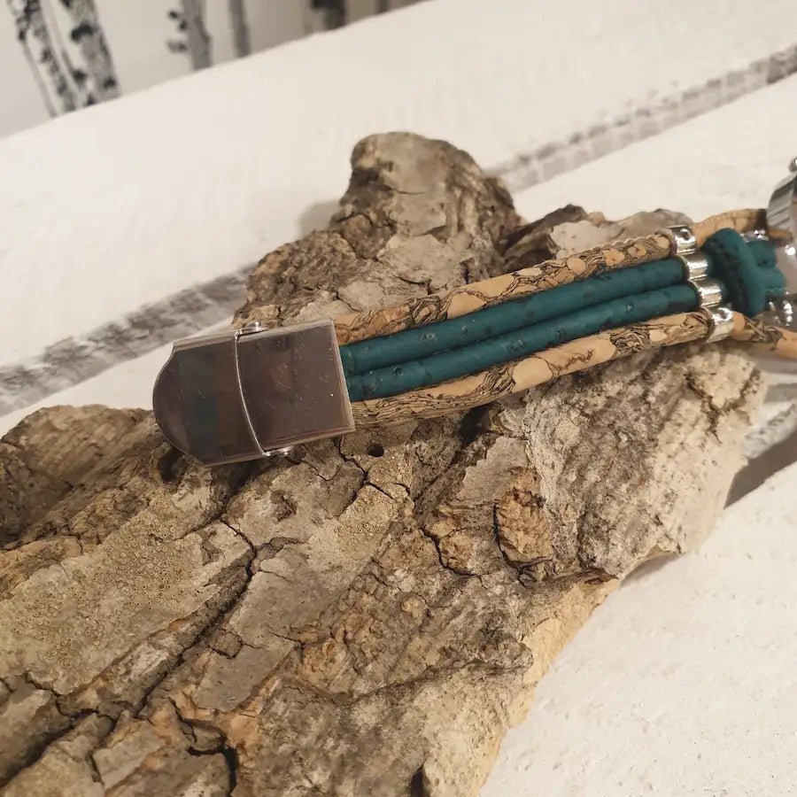 Détail du bracelet en liège zébré avec touches vert turquoise