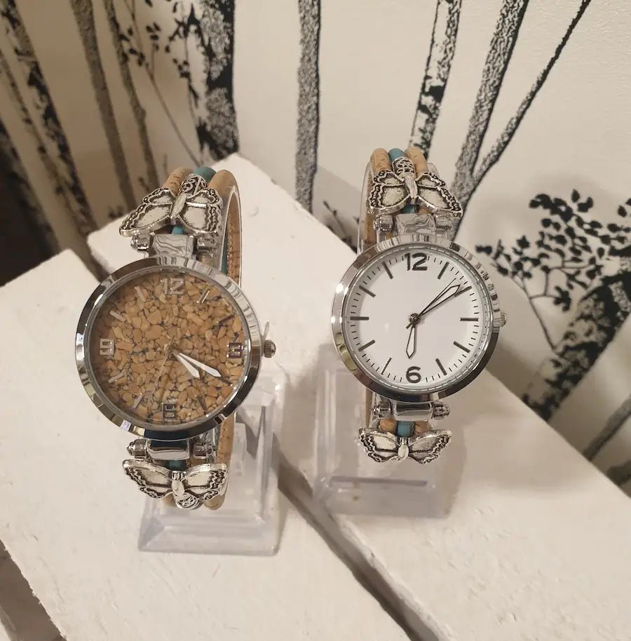 Vue des montres en liège avec cadran fond liège et fond blanc 