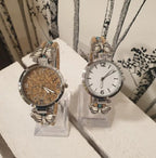 Vue des montres en liège avec cadran fond liège et fond blanc 