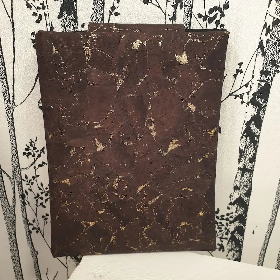 vue arrière pochette en liège marron foncé