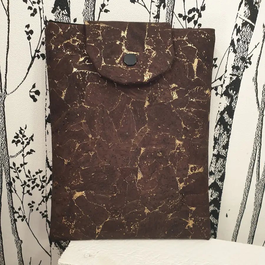 vue avant pochette à livres en liège marron foncé doré