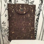 vue avant pochette à livres en liège marron foncé doré