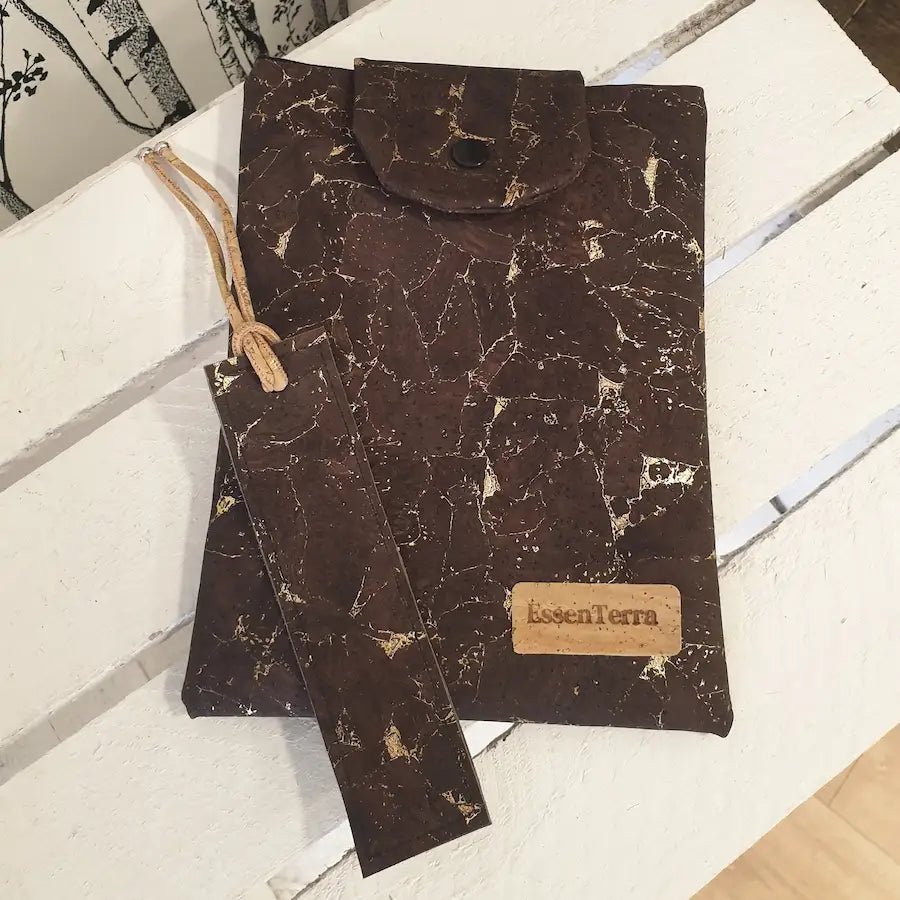 pochette à livres en liege marron avec son marque page associé