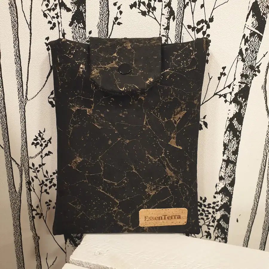 vue avant pochette à livre noir doré