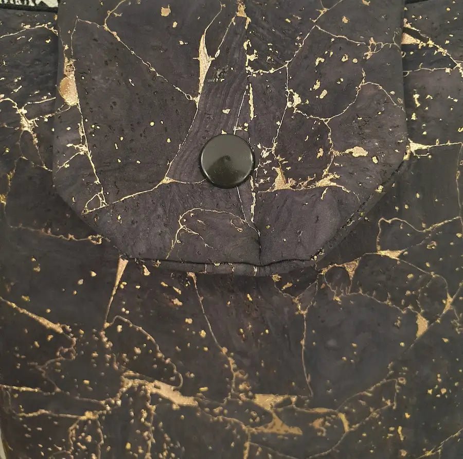 detail sur rabat pochette à livres