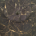 detail sur rabat pochette à livres