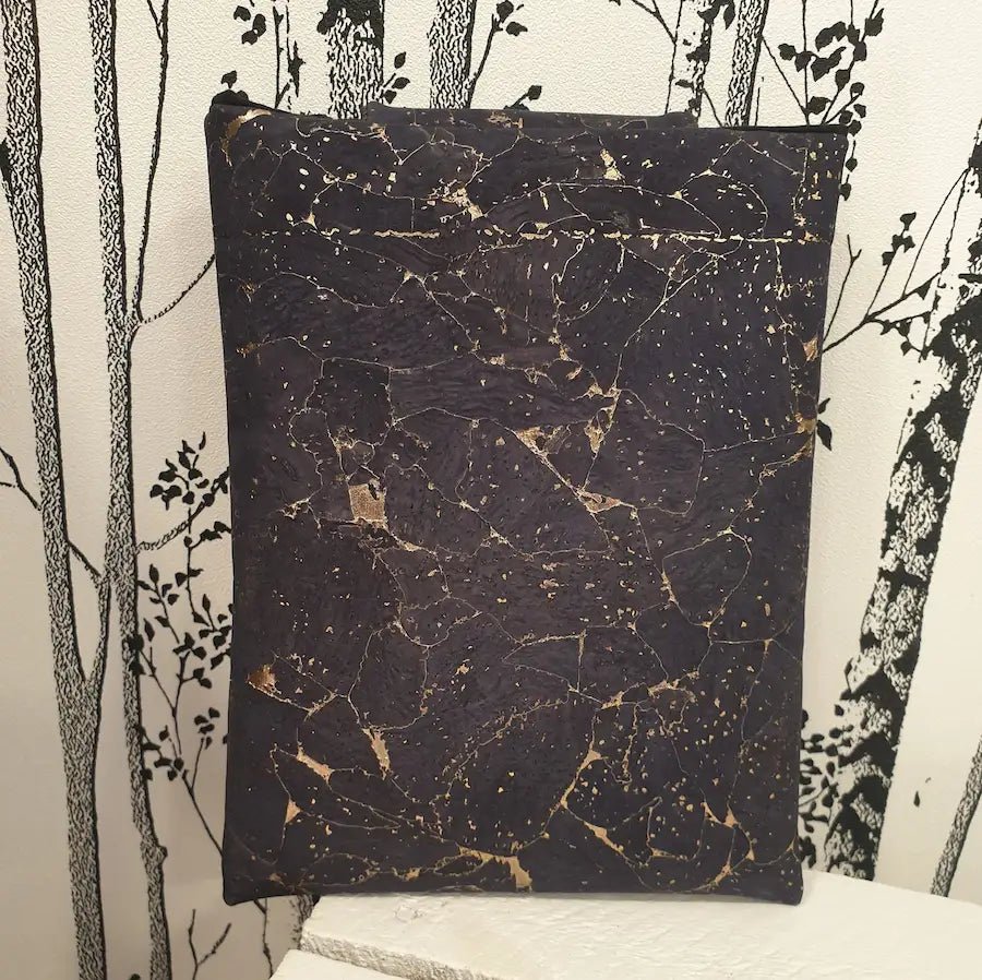 Vue arrière pochette à livre en liège bleu foncé doré