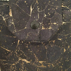 detail sur rabat pochette à livres
