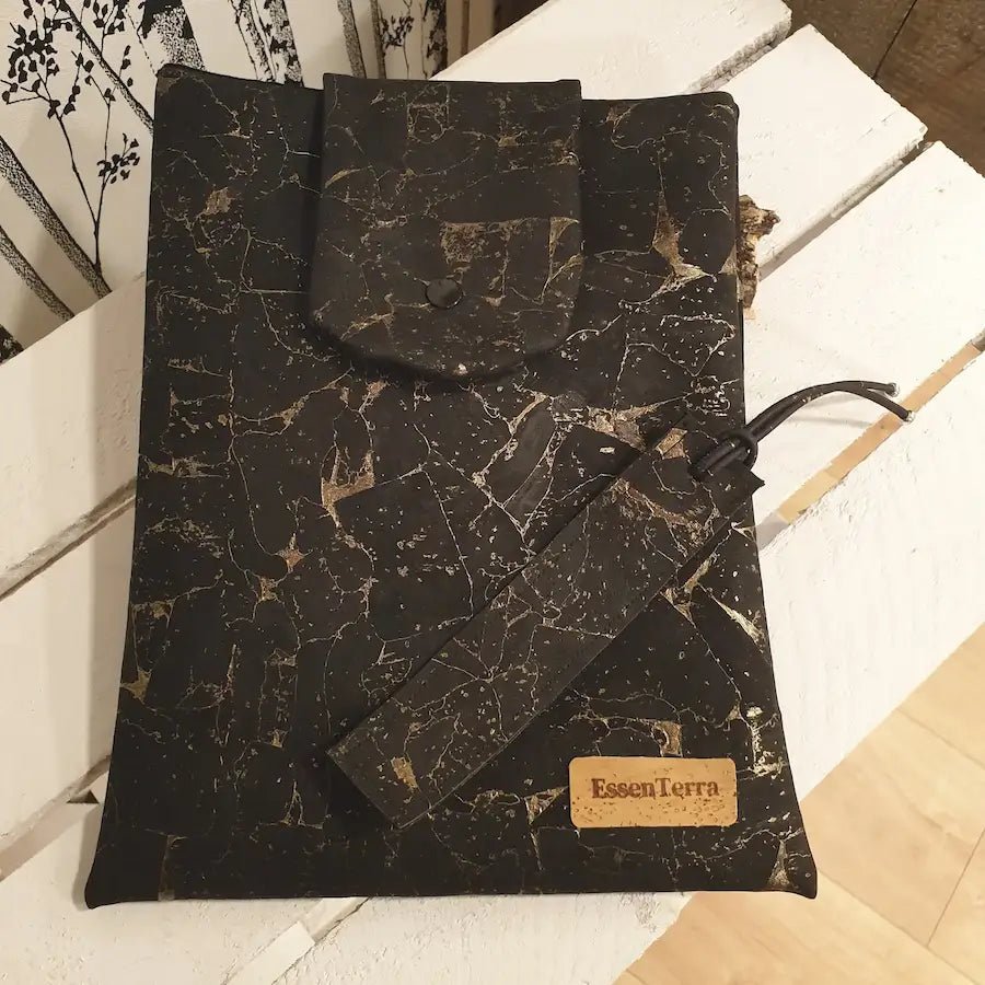 pochette à livres en liege noir avec son marque page associé