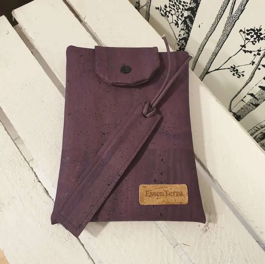 Ensemble pochette à livres format poche et marque-page Violetta en liège artisanal