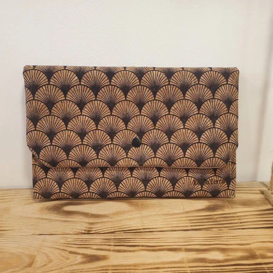 Pochouette multifonction fermée par bouton pression