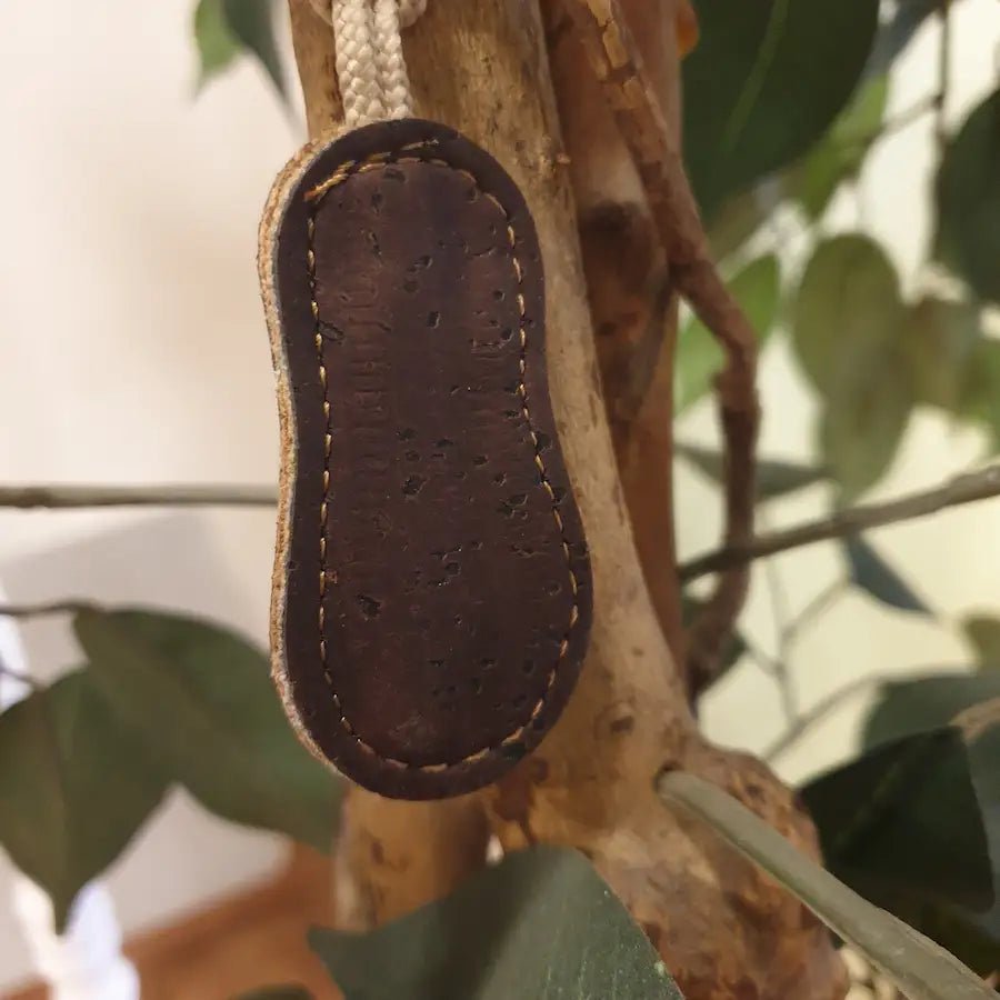 Porte-clés en liège Ursus en forme de tong – vue de dessous