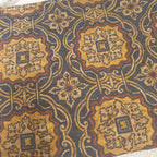 Détail des motifs bleu, naturel et rouge du porte-monnaie