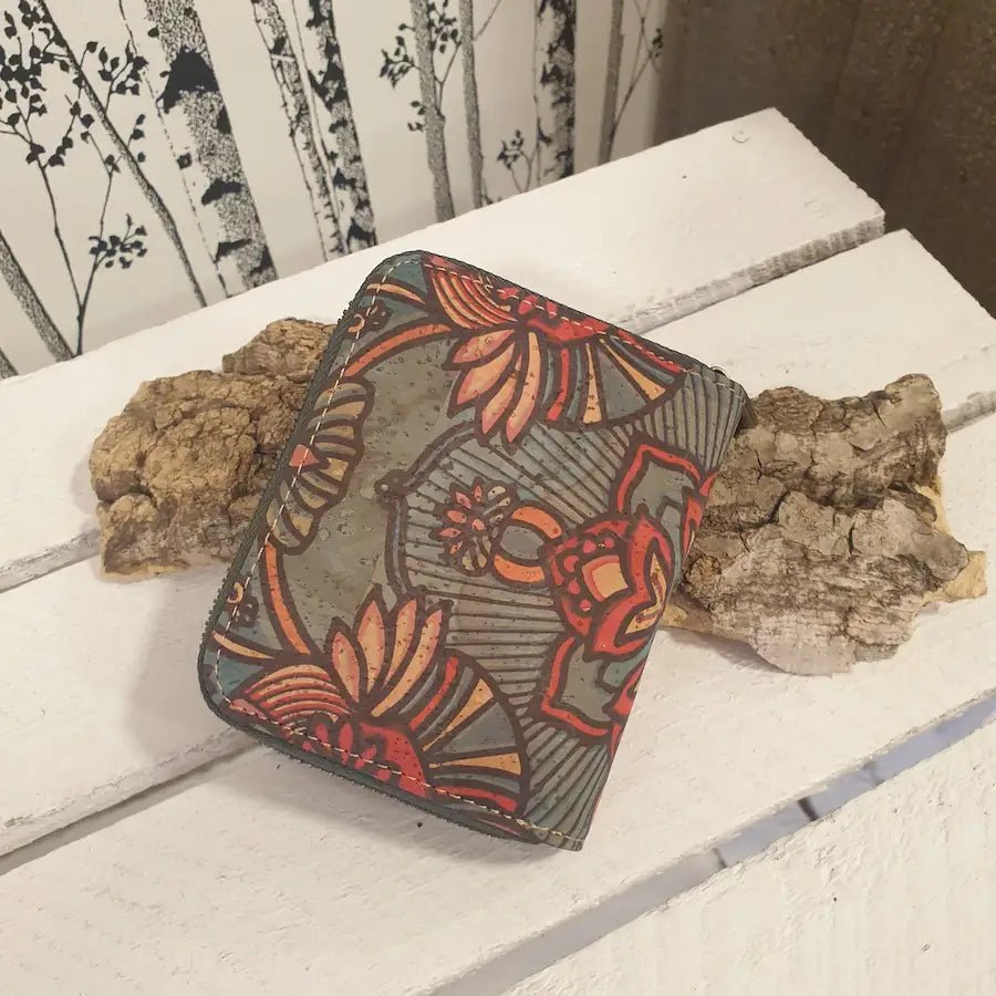 Détail des motifs floraux verts sur portefeuille en liège