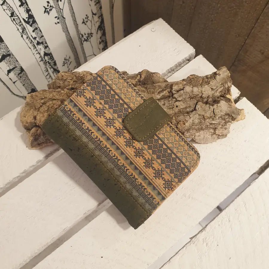 Portefeuille en liège vert à motifs fermé avec rabat à pression