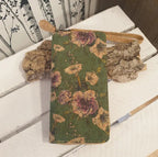 portefeuille en liège vert avec des fleurs  
