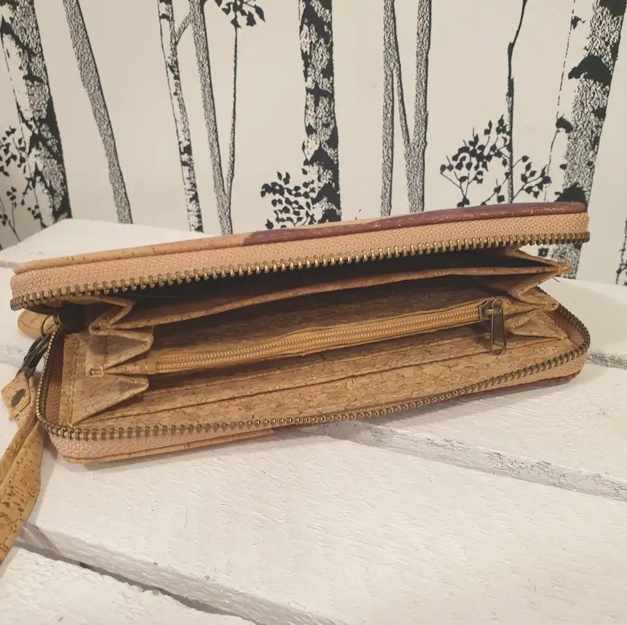 Intérieur du portefeuille en liège avec compartiments et cartes