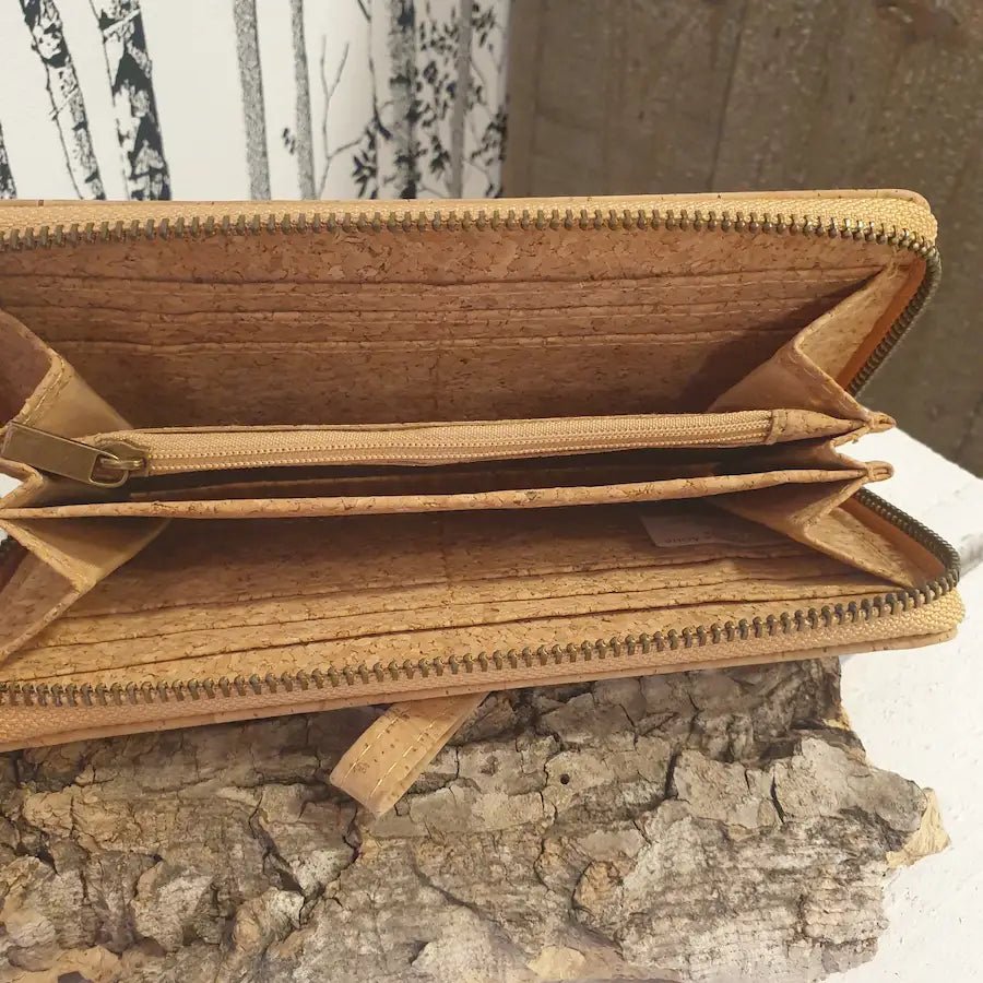 Intérieur du portefeuille en liège avec rangements cartes et billets