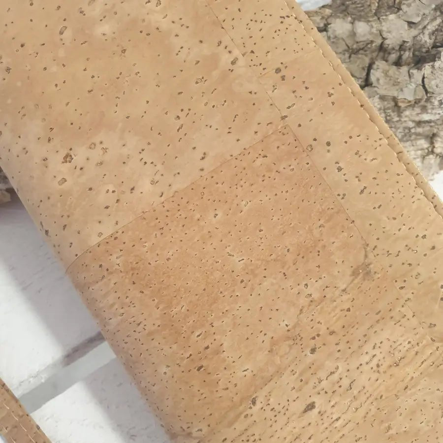 Détail matière sur portefeuille en liège naturel
