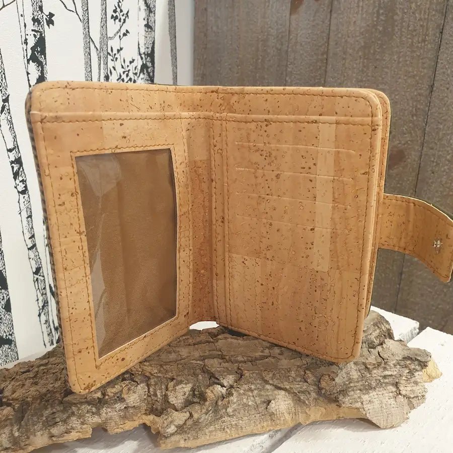 Intérieur du portefeuille en liège avec rangements cartes et billets