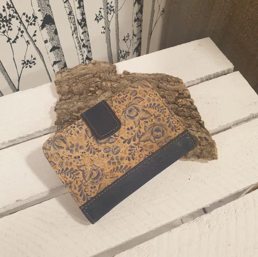 Vue de face portefeuille en liege fabriqué au Portugal  fait main