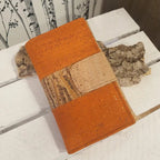 Vue avant du portefeuille grand modèle orange avec rabat