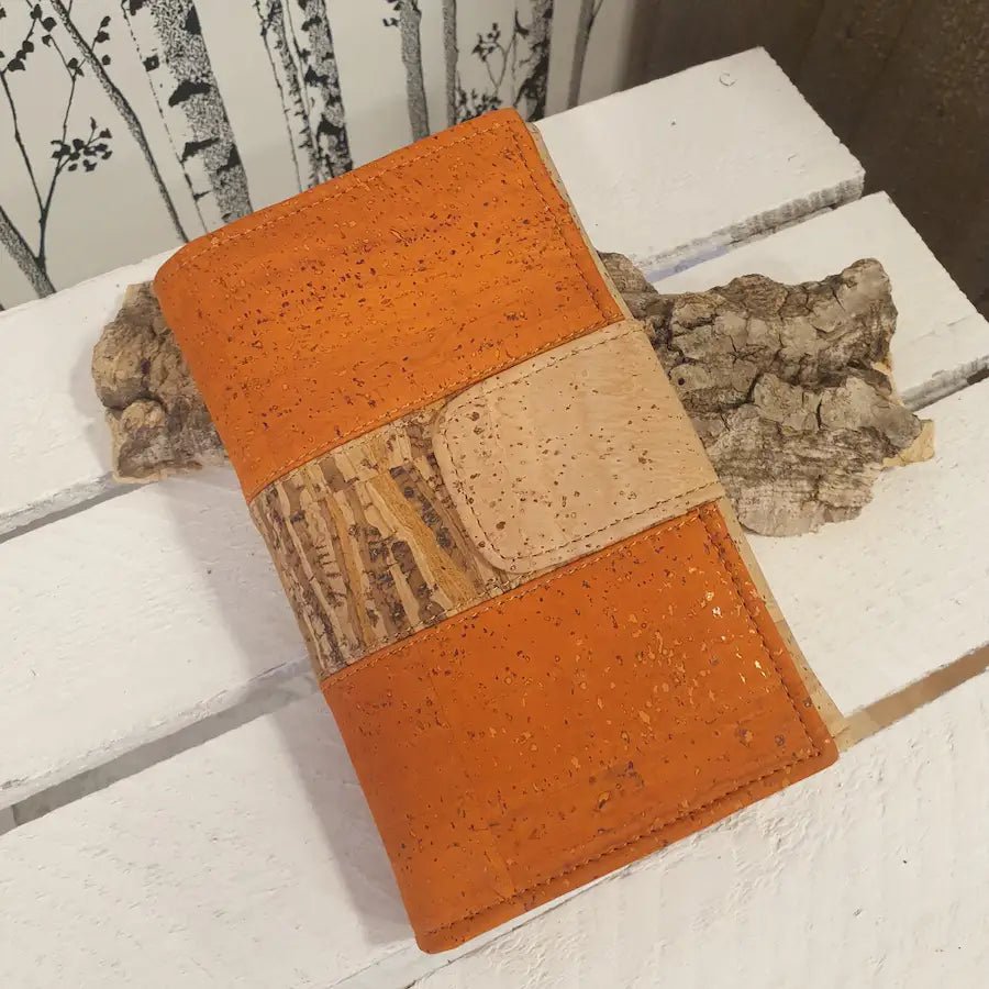 Vue avant du portefeuille grand modèle orange avec rabat