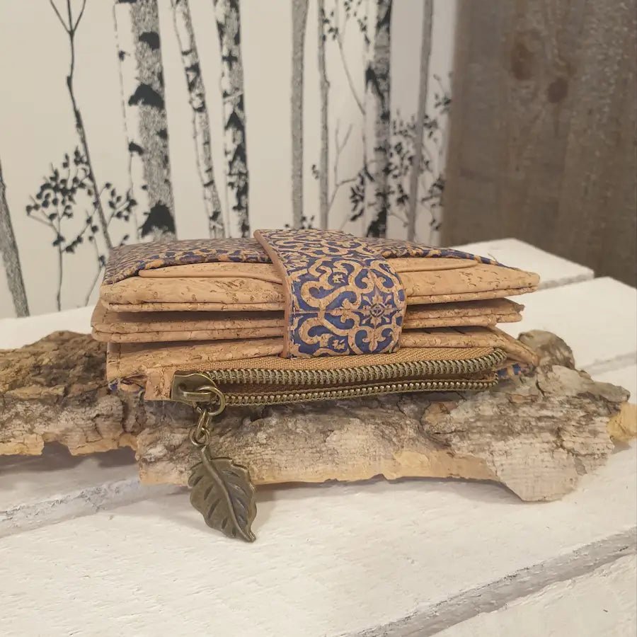 Détail de la tirette feuille coloris laiton du portefeuille en liège