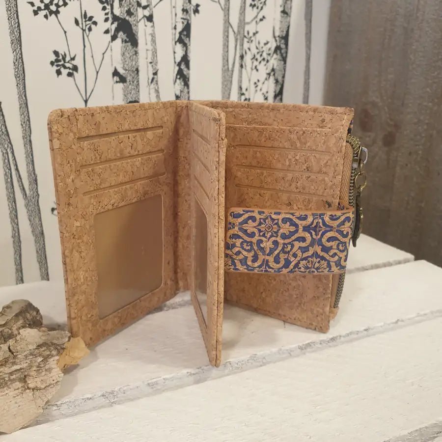 Intérieur du portefeuille en liège avec nombreux rangements cartes et billets