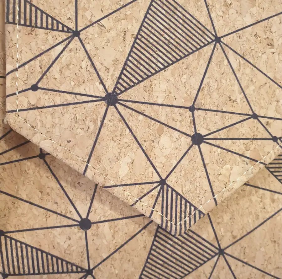 Détail du motif  géométrique sur sac en liège nature