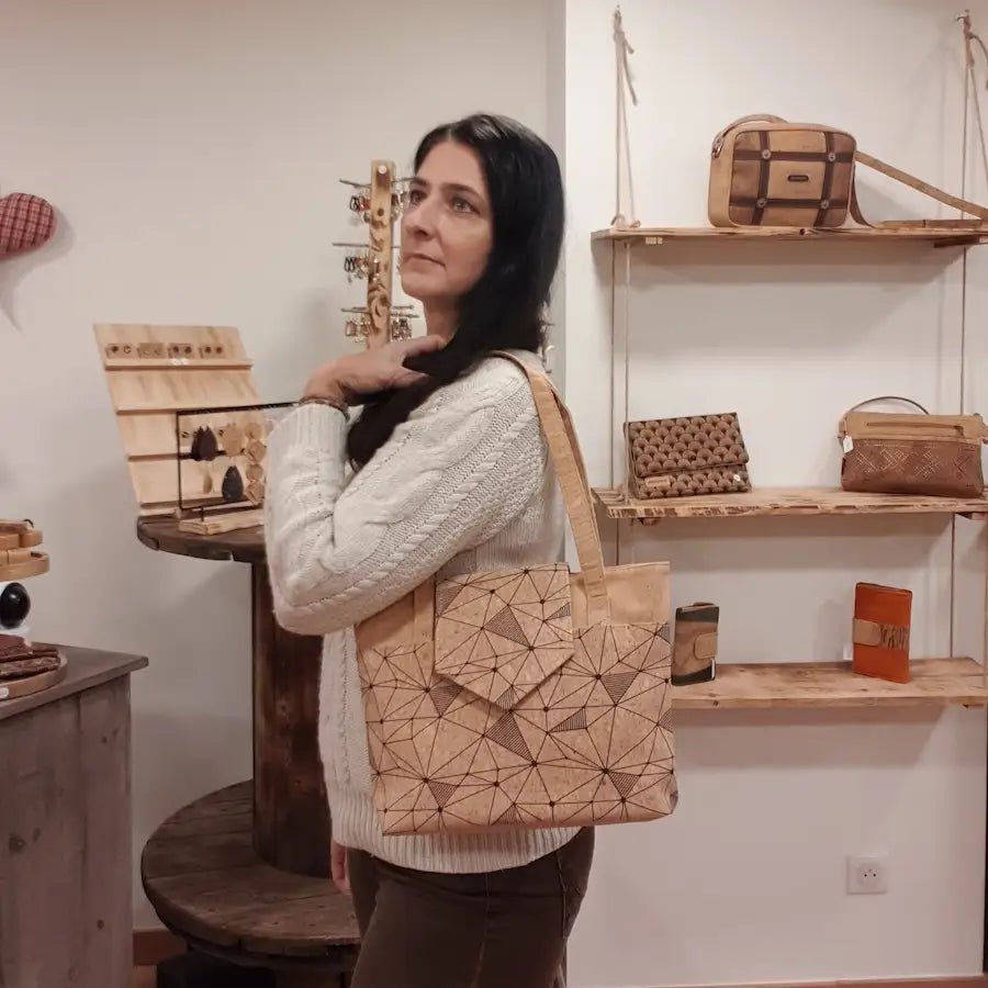 Sac à main en liège porté avec 2 anses