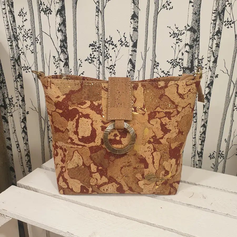 Sac Callia en liège avec touches rouges et dorées, rabat décoratif et boucle dorée