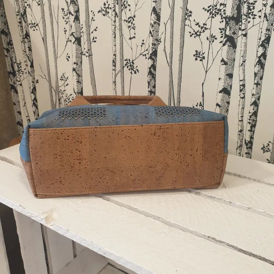 Vue de dessous du sac à main en liège