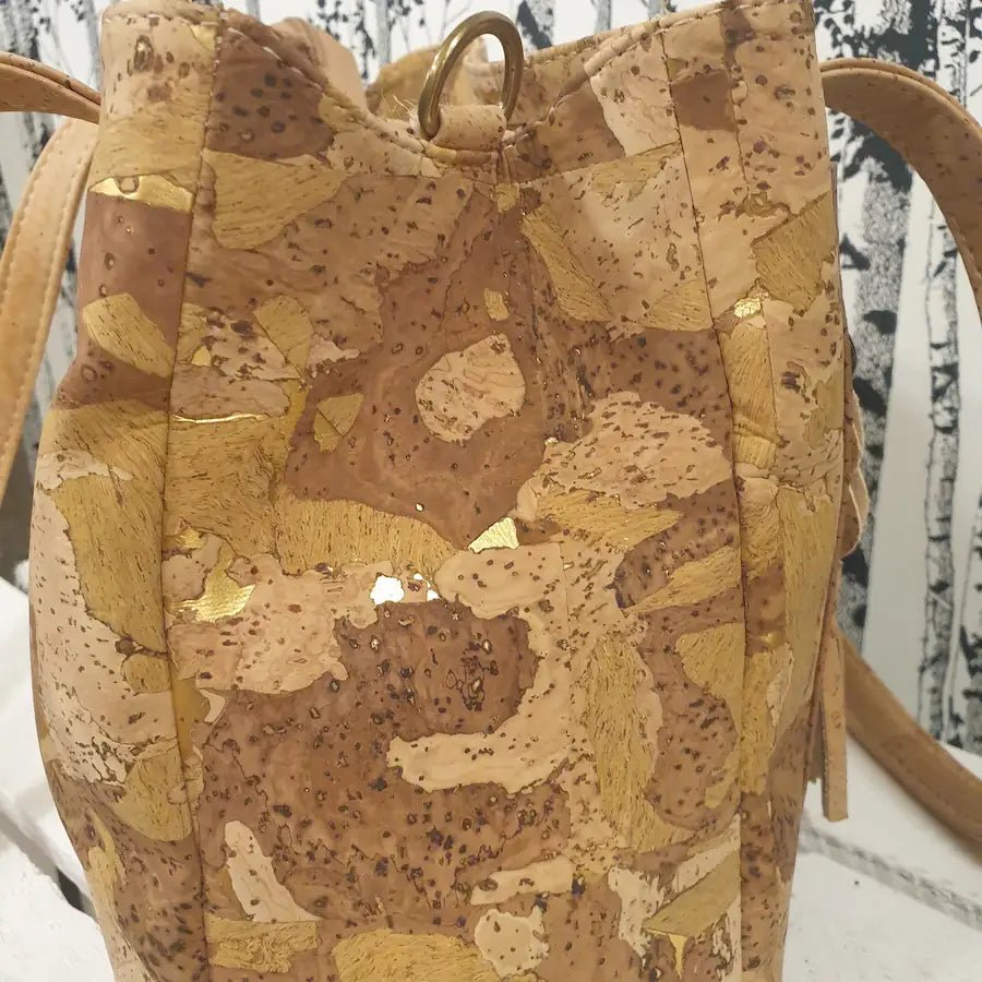 Sac à main en liège avec détails dorés – vue de côté