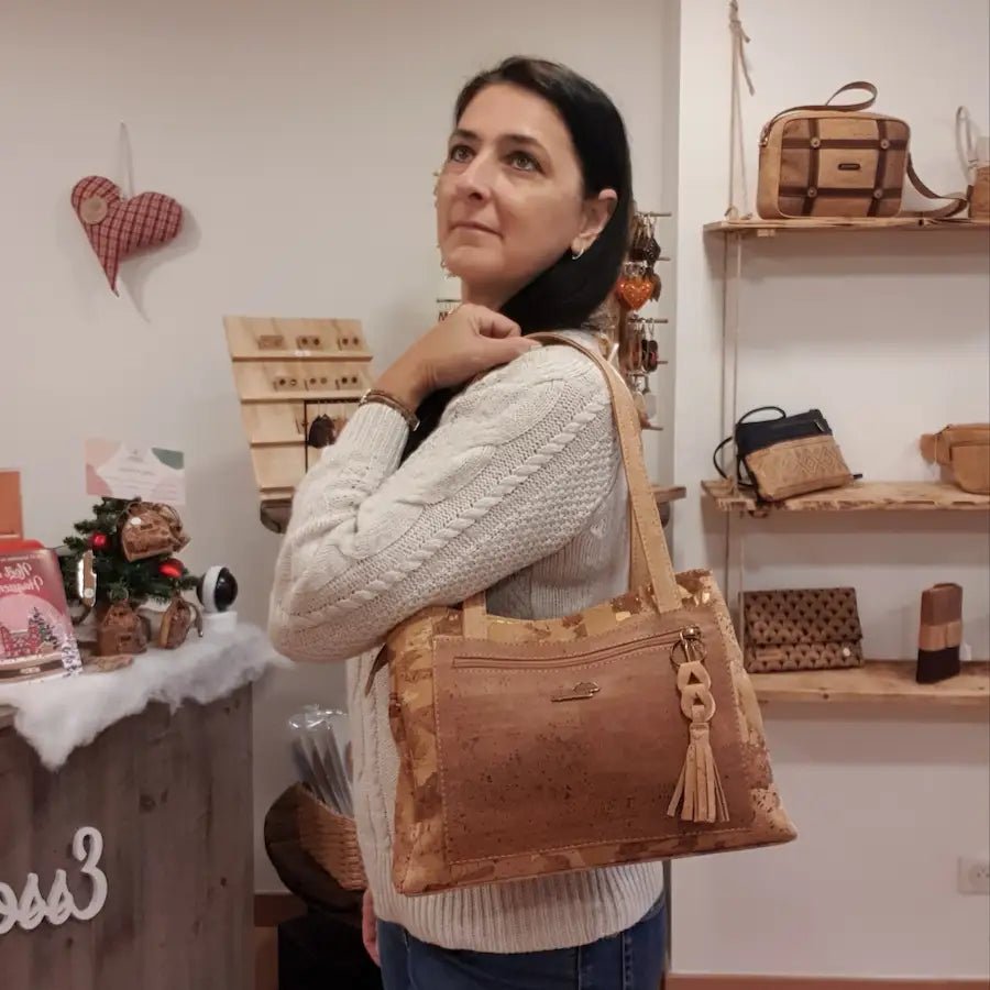 Sac à main en liège marron et ocre porté