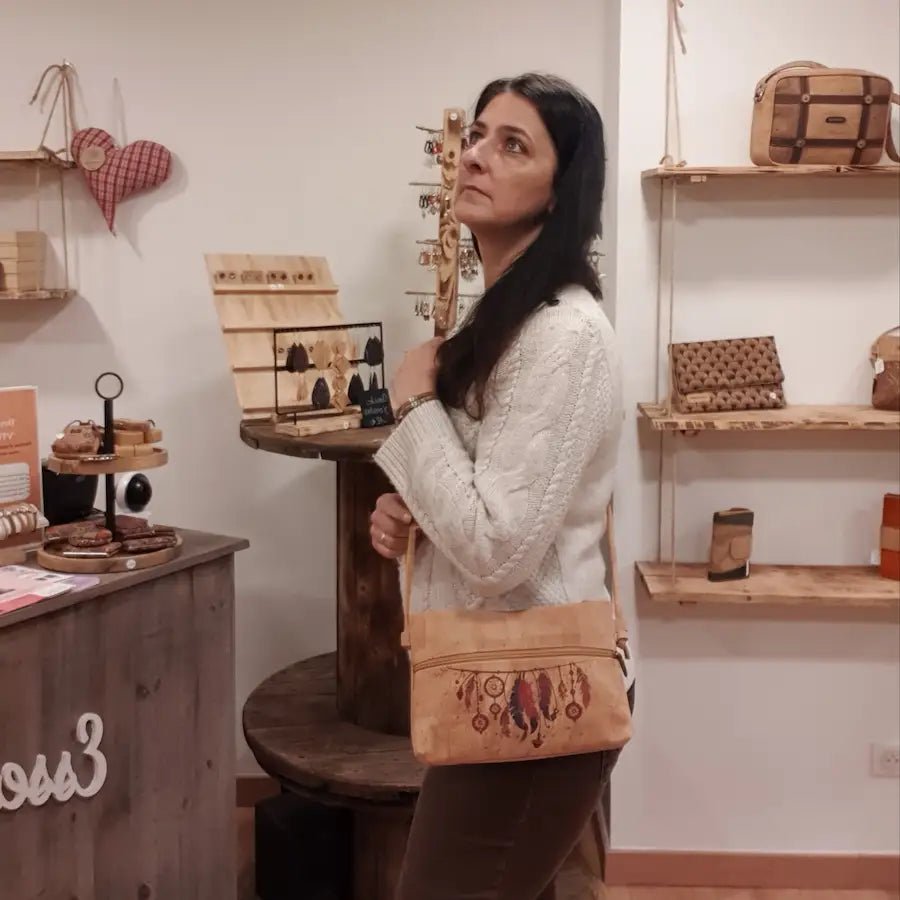 sac bandoulière en liège aux motifs attrapes rêves porté