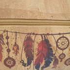 Zoom sur motif attrape-rêve sac bandoulière en liège artisanal