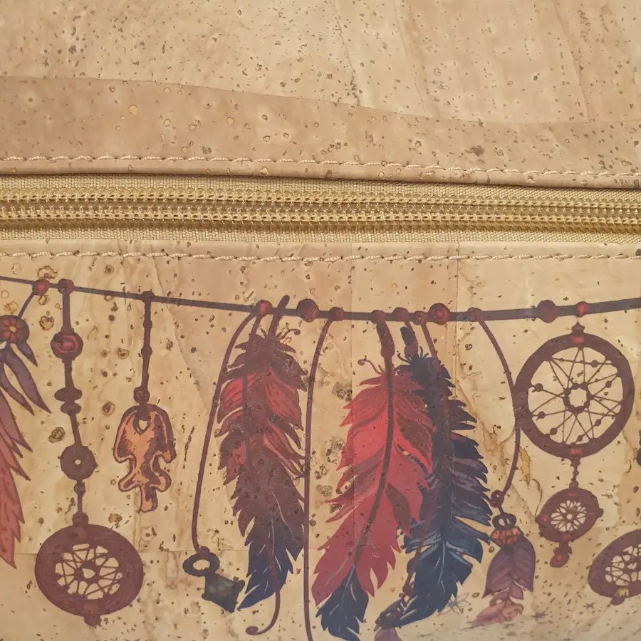 Zoom sur motif attrape-rêve sac bandoulière en liège artisanal