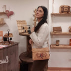 sac bandoulière en liège aux motifs attrapes rêves porté