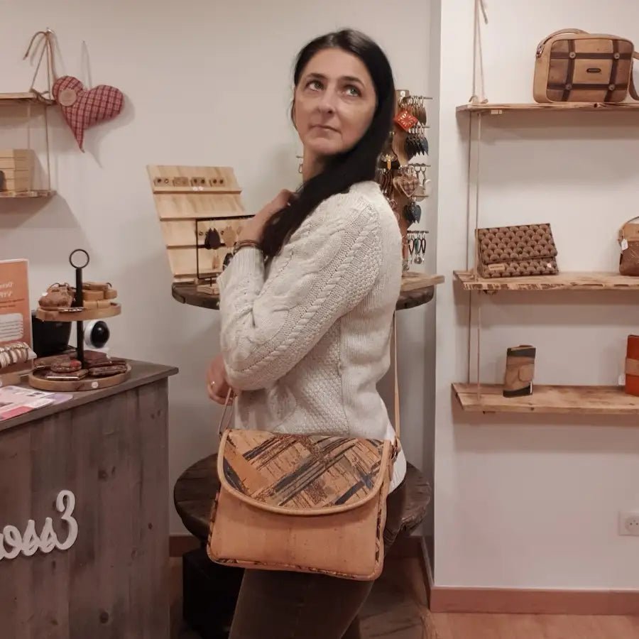 Sac bandoulière en liège unisexe porté